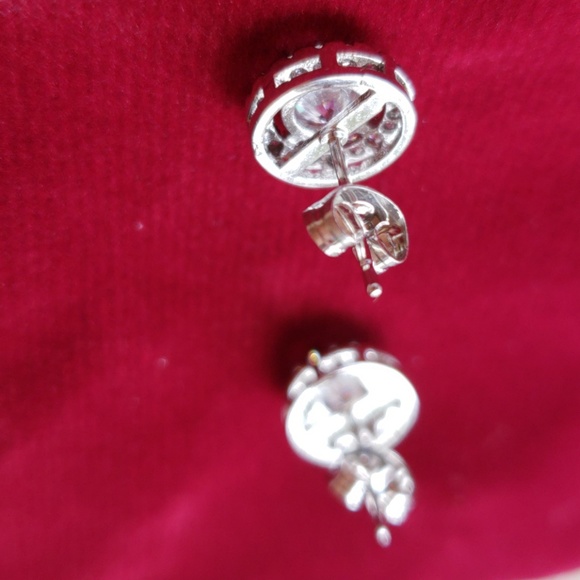 Round Cz stone earrings in sterling silver - Picture 6 of 6
